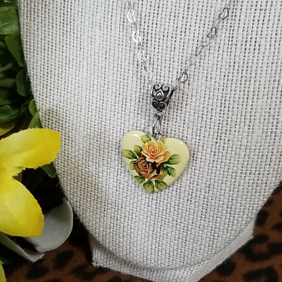 💚3/$25! NWT Dainty retro heart necklace set - Picture 2 of 3